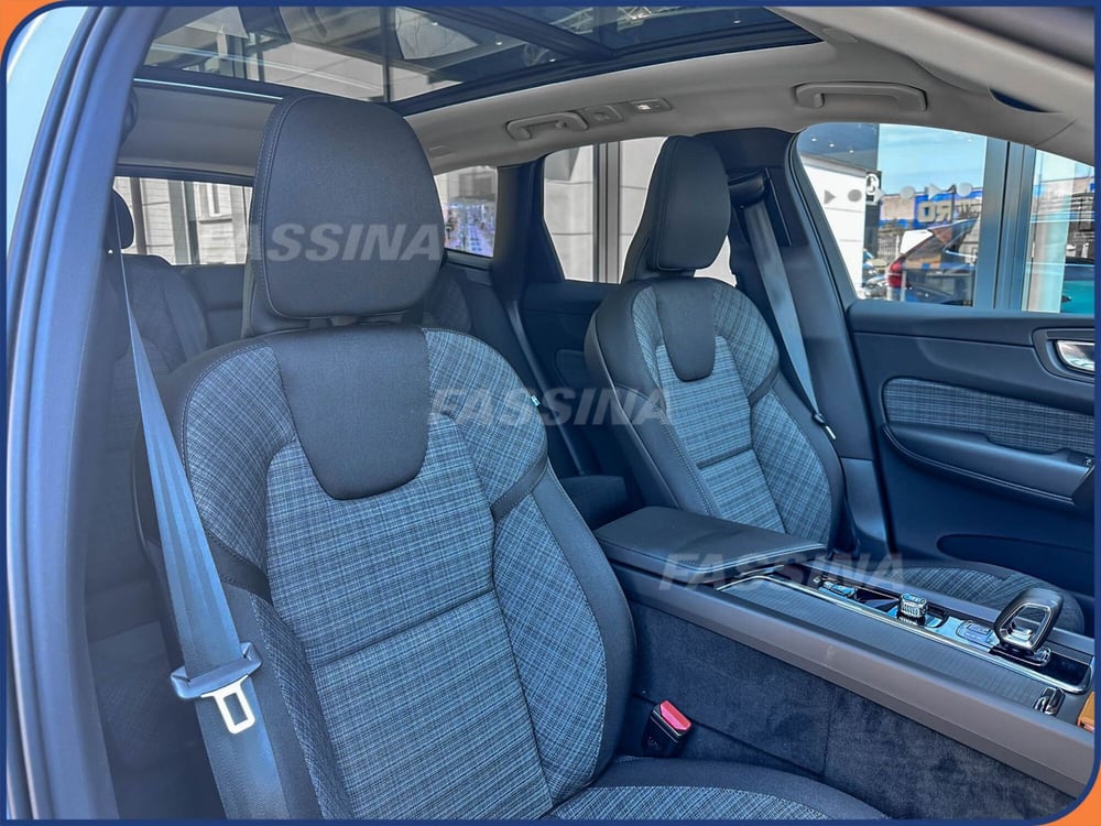 Volvo XC60 nuova a Milano (14)
