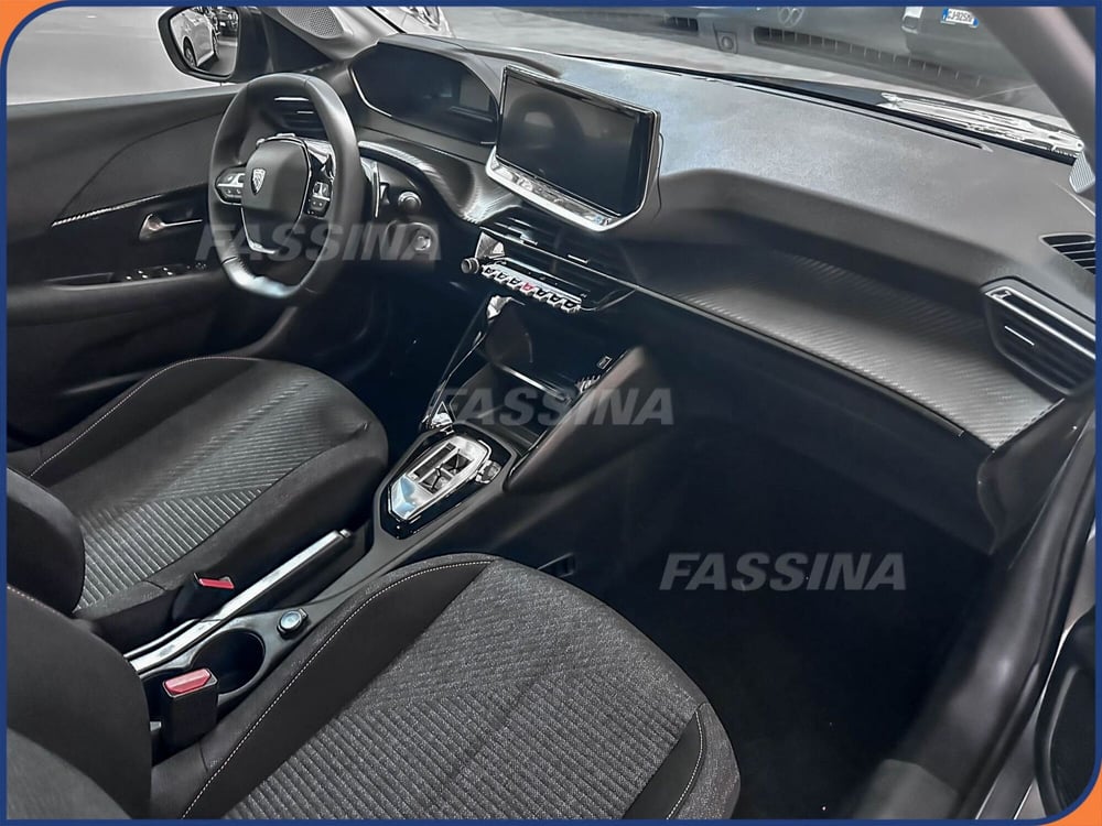 Peugeot 208 nuova a Milano (12)