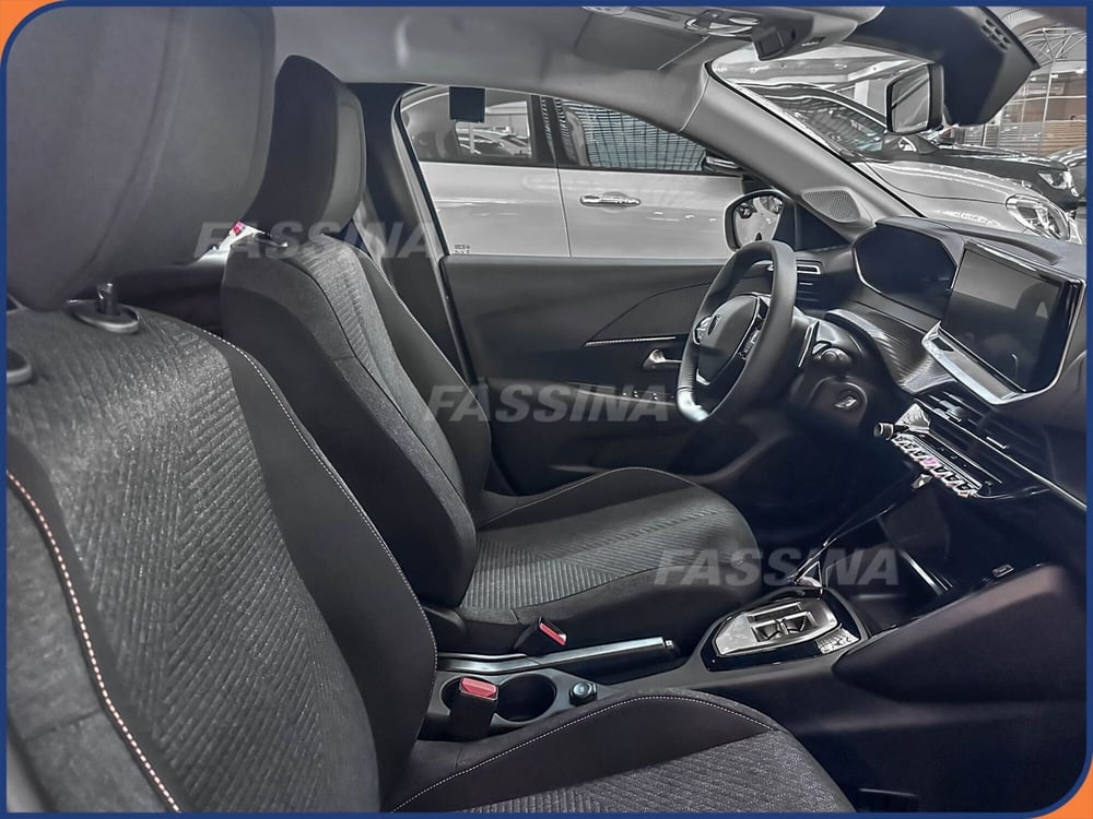 Peugeot 208 nuova a Milano (13)