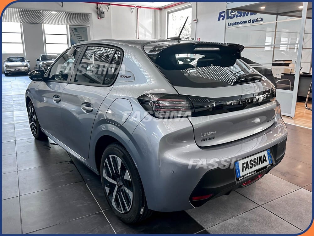 Peugeot 208 nuova a Milano (4)