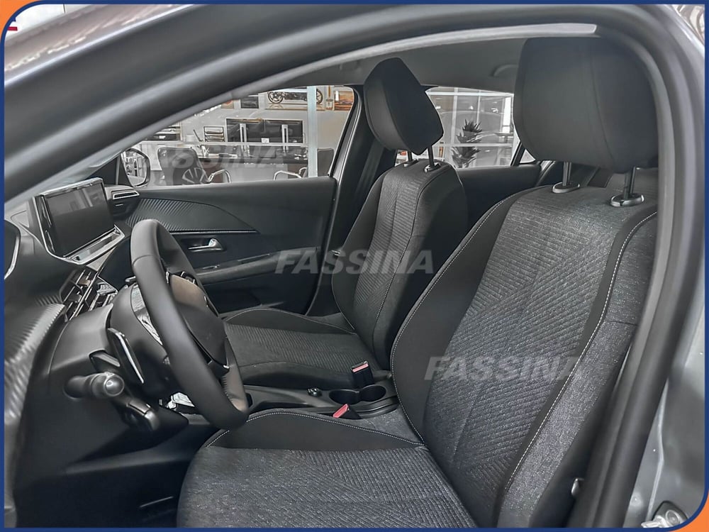 Peugeot 208 nuova a Milano (8)