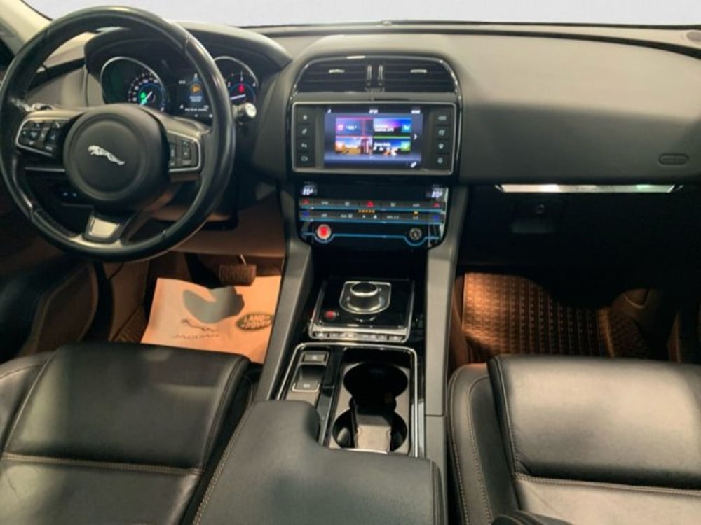 Jaguar F-Pace usata a Livorno (10)