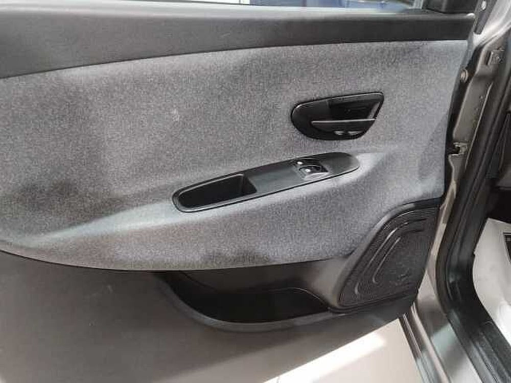 Lancia Ypsilon usata a Lecce (5)