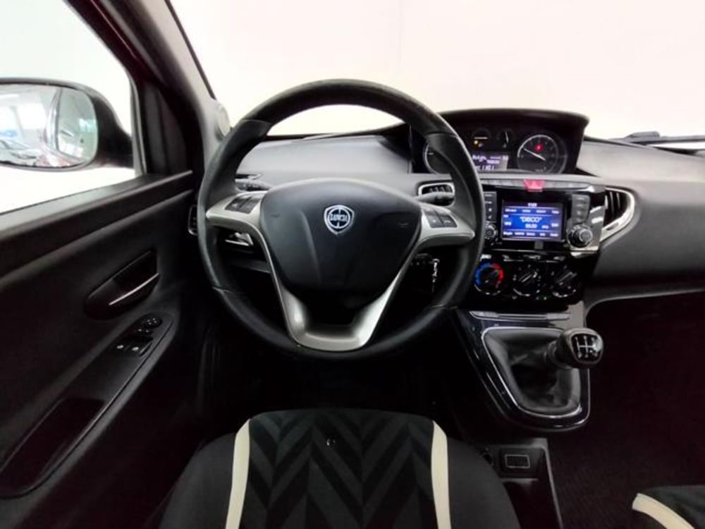 Lancia Ypsilon usata a Como (10)