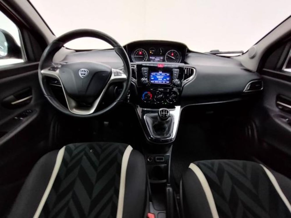 Lancia Ypsilon usata a Como (4)