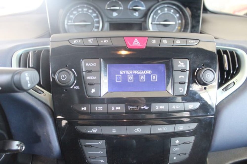 Lancia Ypsilon usata a Terni (13)