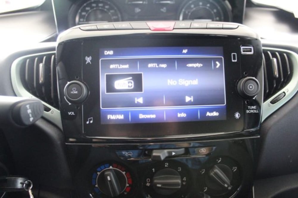 Lancia Ypsilon usata a Terni (13)