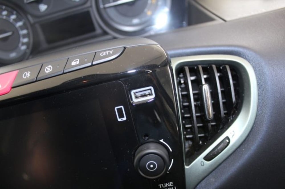 Lancia Ypsilon usata a Terni (14)
