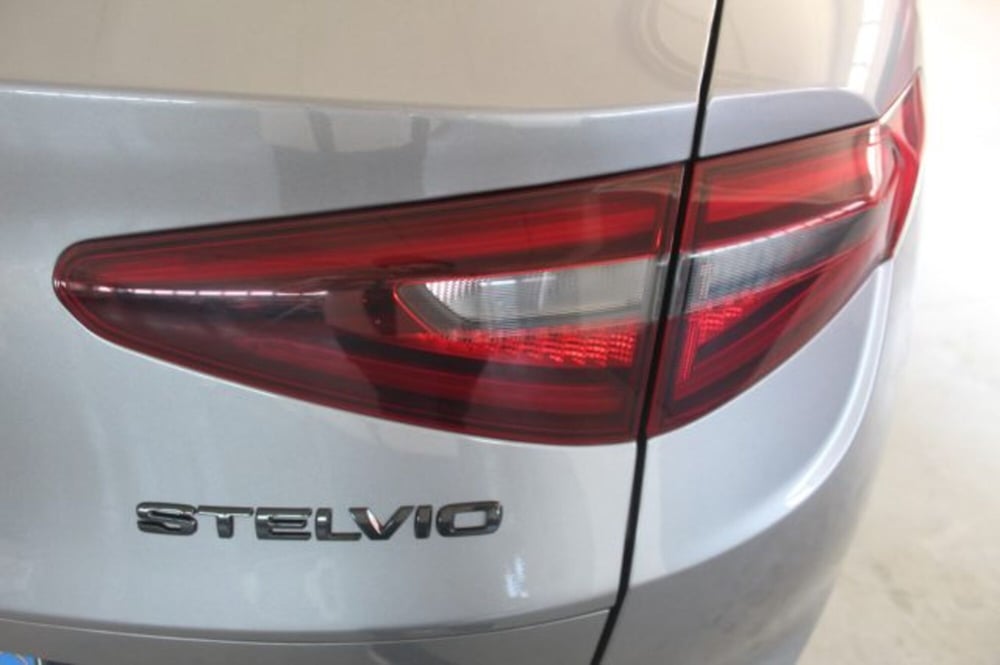 Alfa Romeo Stelvio usata a Terni (17)