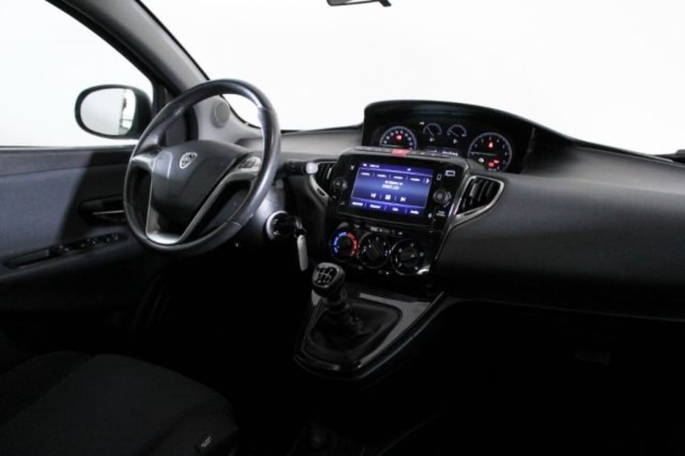 Lancia Ypsilon usata a Novara (7)