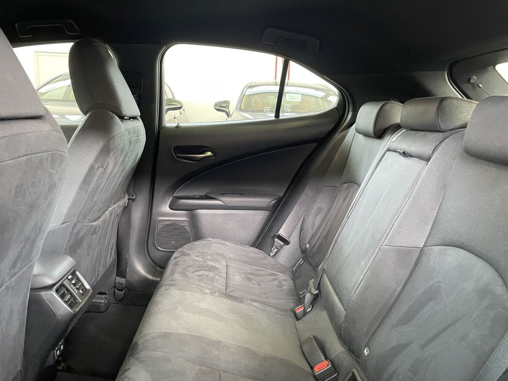 Lexus UX usata a Treviso (11)