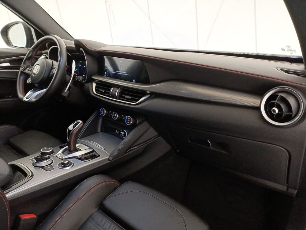 Alfa Romeo Stelvio usata a Bari (7)