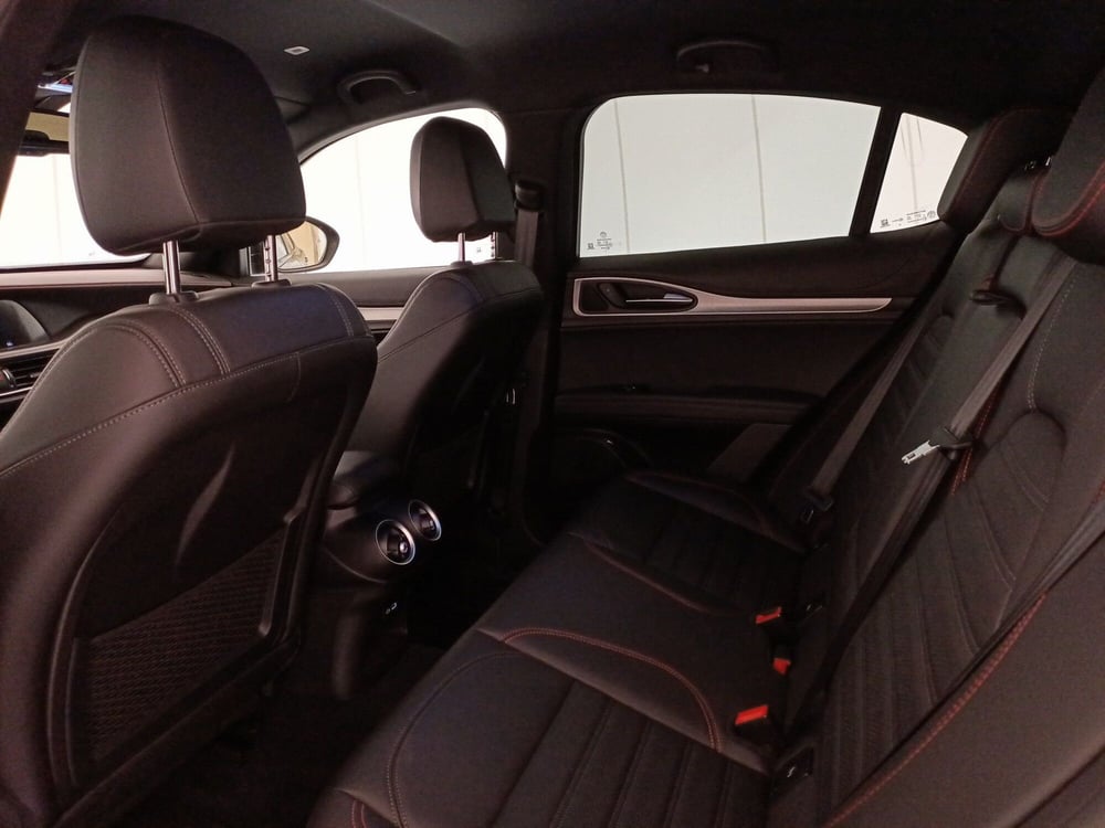 Alfa Romeo Stelvio usata a Bari (8)