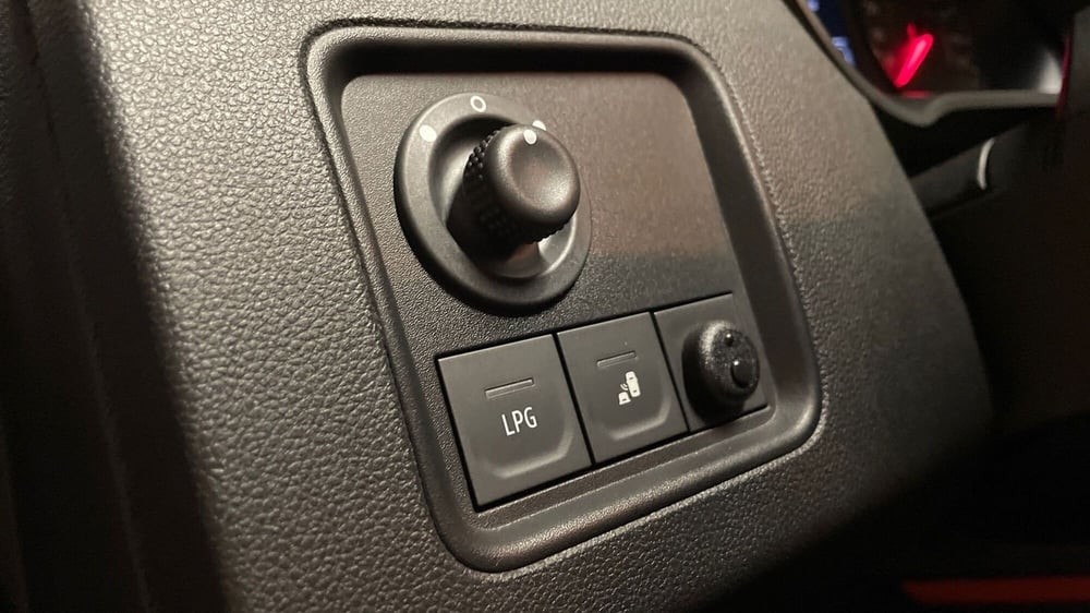 Dacia Duster usata a Varese (14)