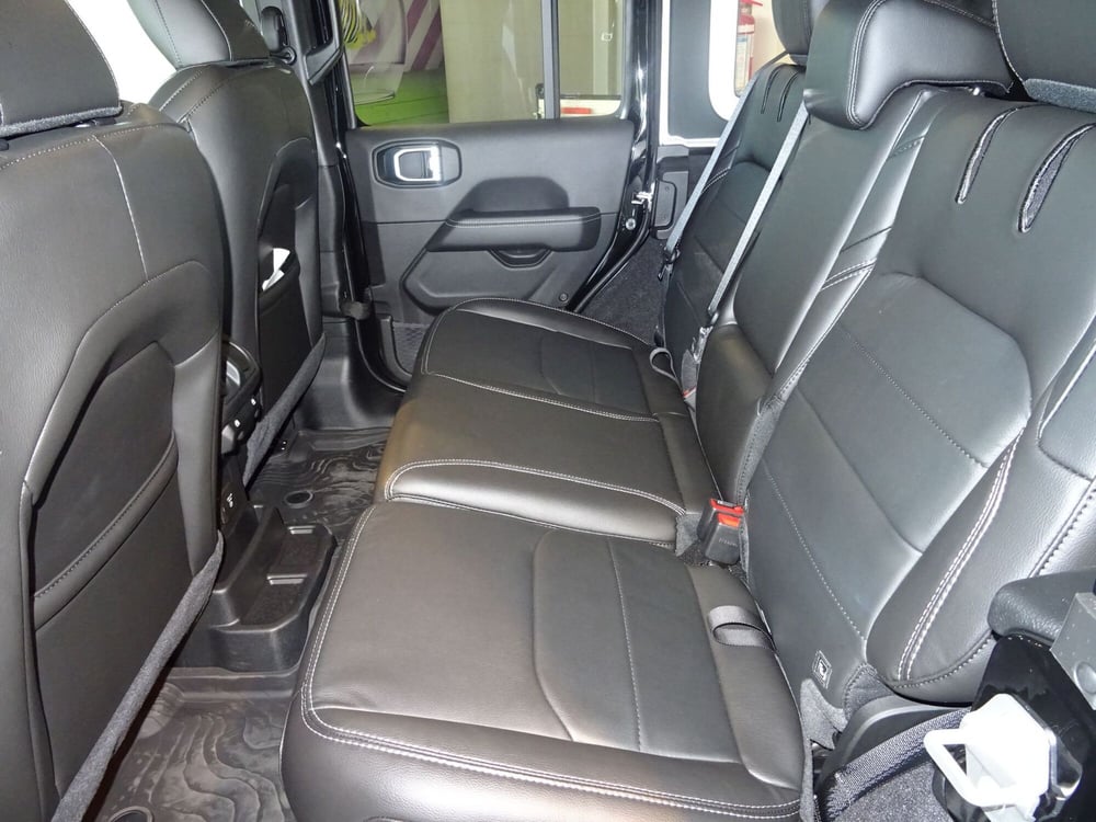 Jeep Wrangler Unlimited nuova a Lucca (11)