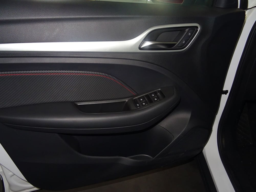 Mg ZS EV nuova a Lucca (8)