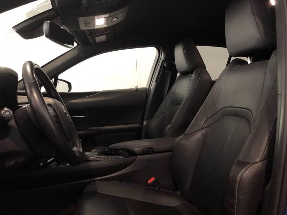 Lexus UX usata a Torino (11)