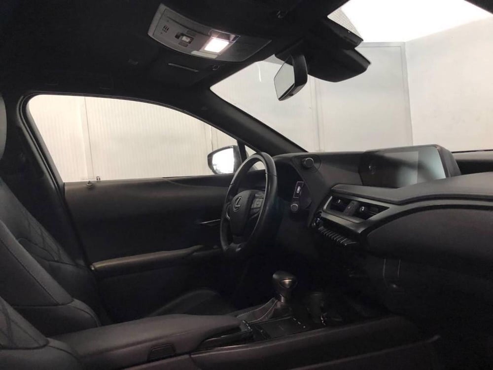 Lexus UX usata a Torino (8)