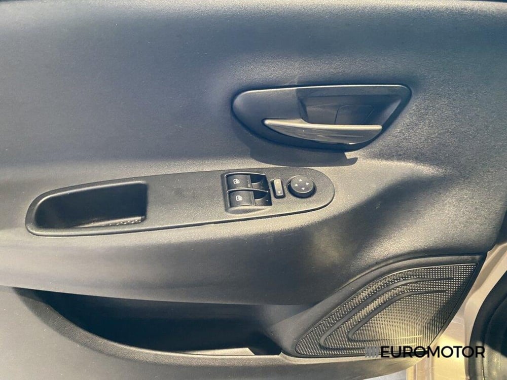 Lancia Ypsilon usata a Bari (10)