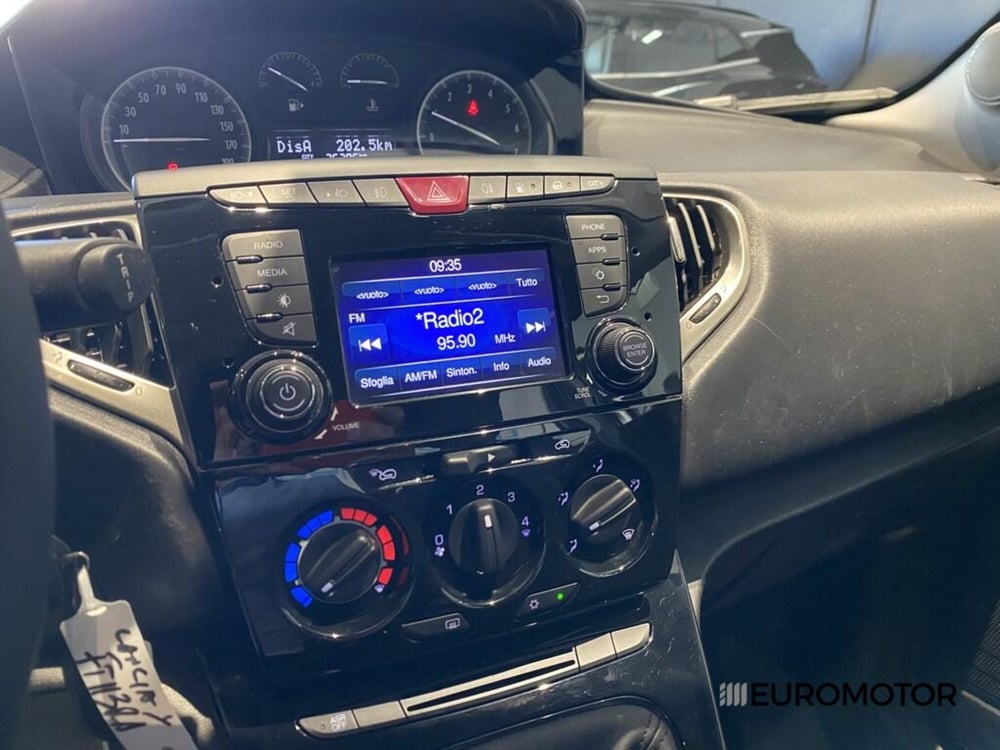 Lancia Ypsilon usata a Bari (11)