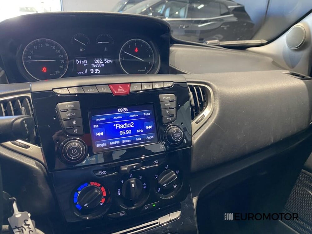 Lancia Ypsilon usata a Bari (12)