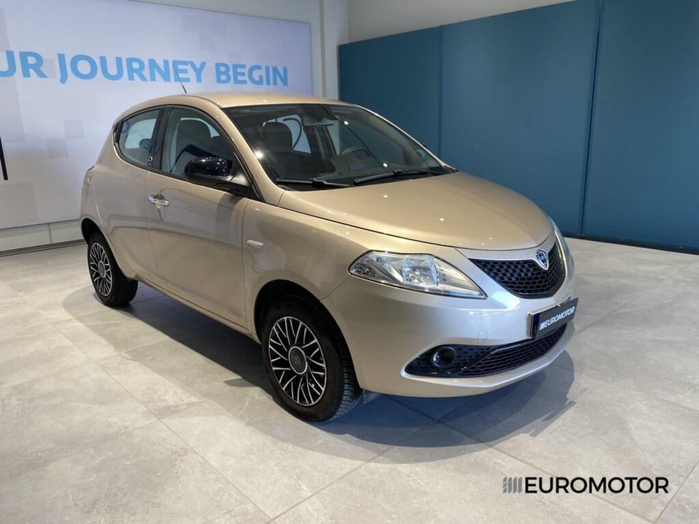 Lancia Ypsilon usata a Bari (3)