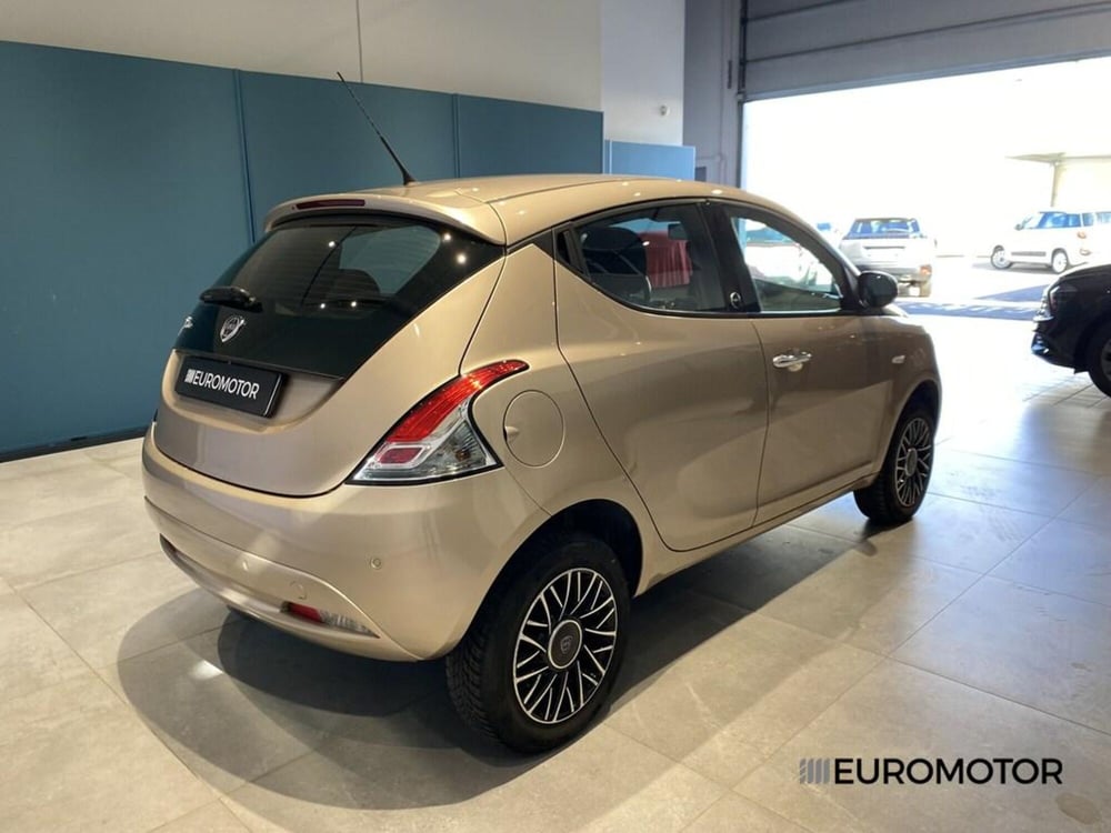 Lancia Ypsilon usata a Bari (6)