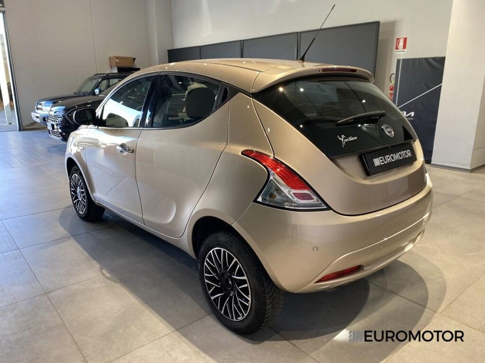 Lancia Ypsilon usata a Bari (8)