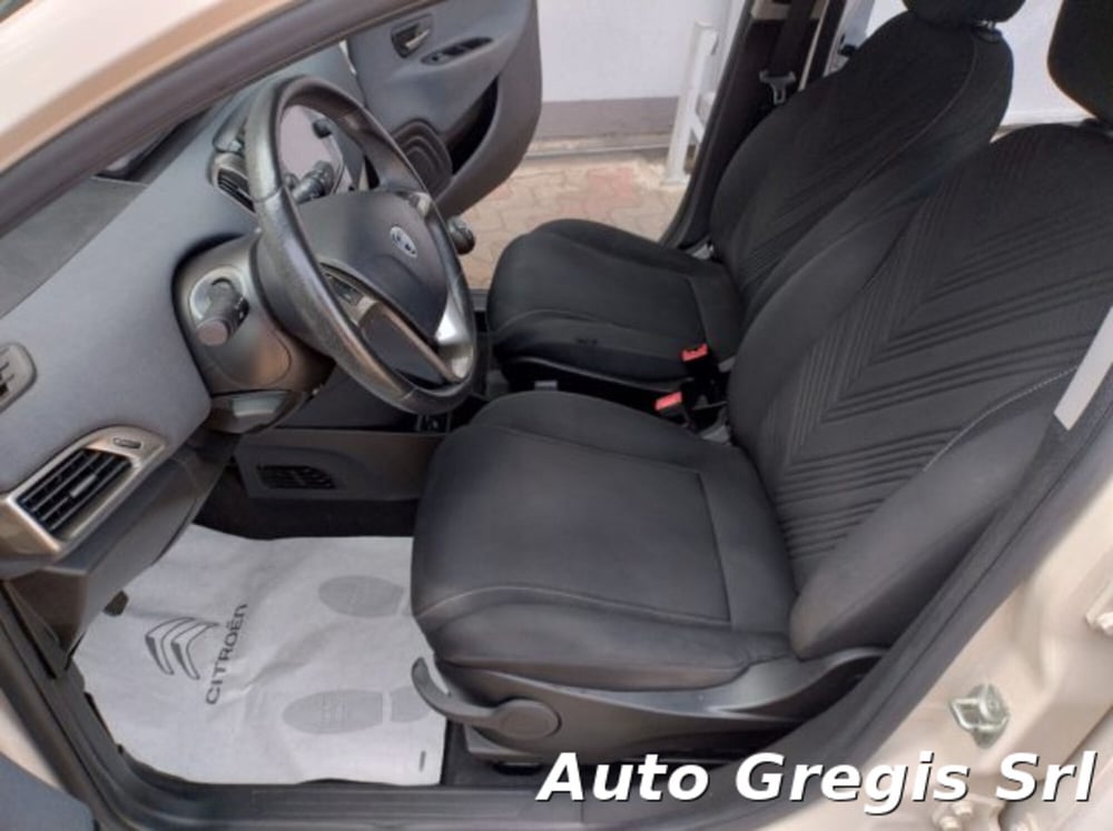 Lancia Ypsilon usata a Milano (13)