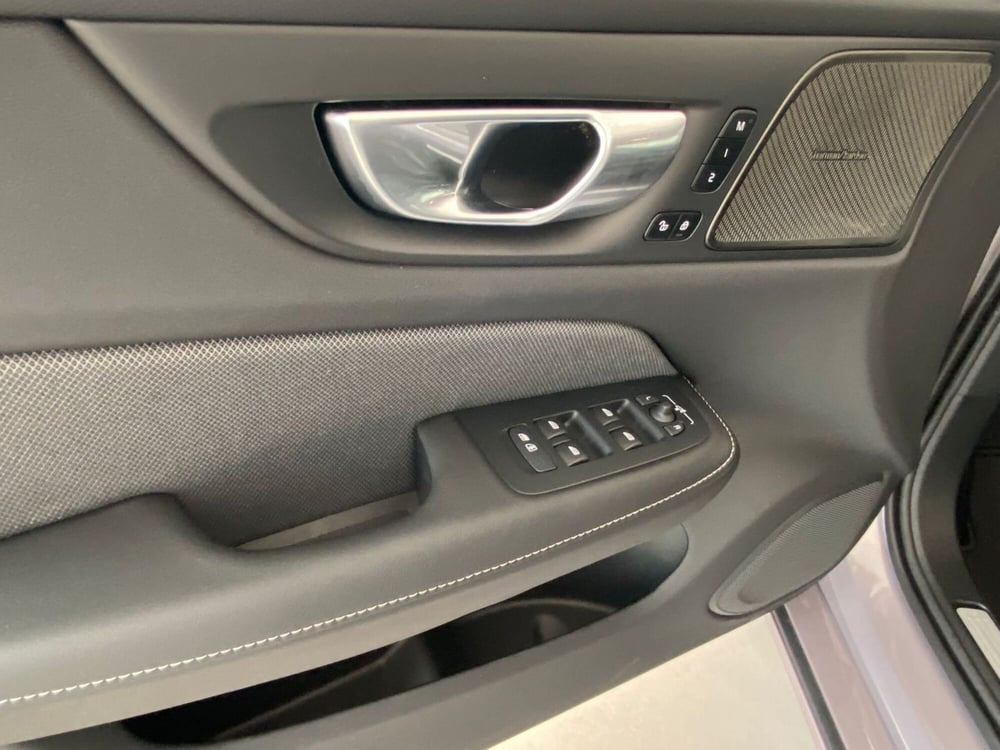 Volvo V60 nuova a Como (15)