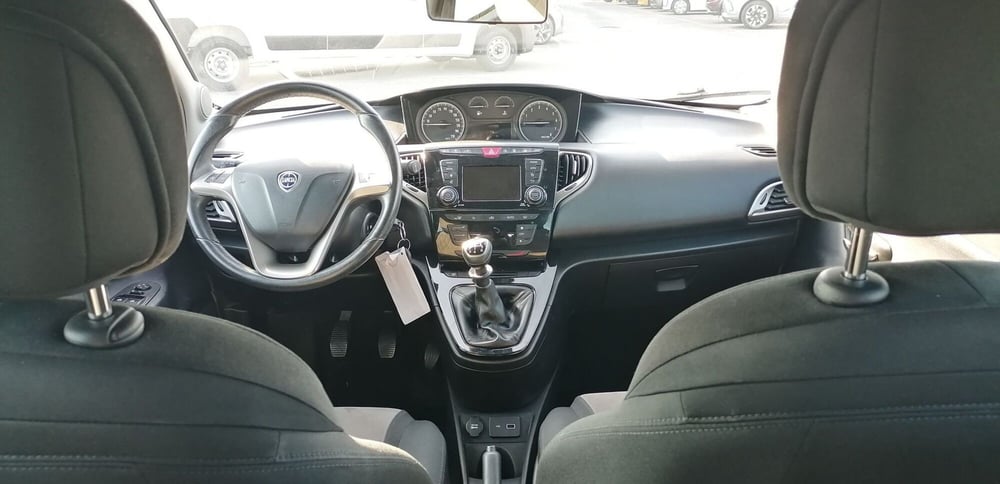 Lancia Ypsilon usata a Pistoia (11)