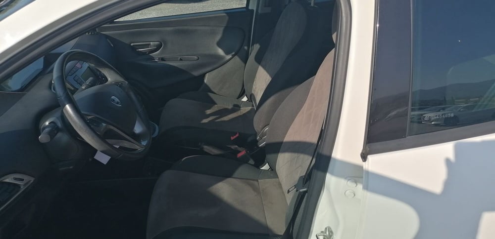 Lancia Ypsilon usata a Pistoia (12)