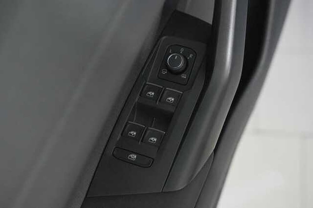 Volkswagen Taigo usata a Como (12)