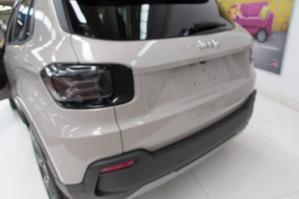 Jeep Avenger nuova a Milano (15)
