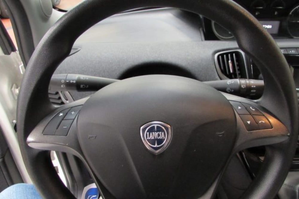 Lancia Ypsilon usata a Milano (11)