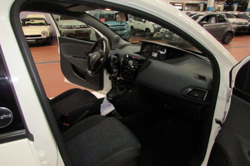 Lancia Ypsilon usata a Milano (15)