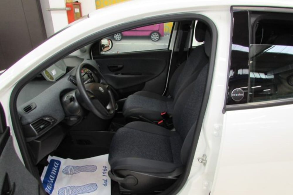 Lancia Ypsilon usata a Milano (6)