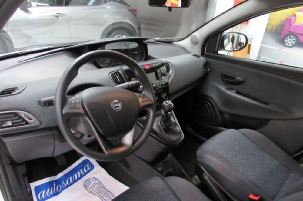 Lancia Ypsilon usata a Milano (7)