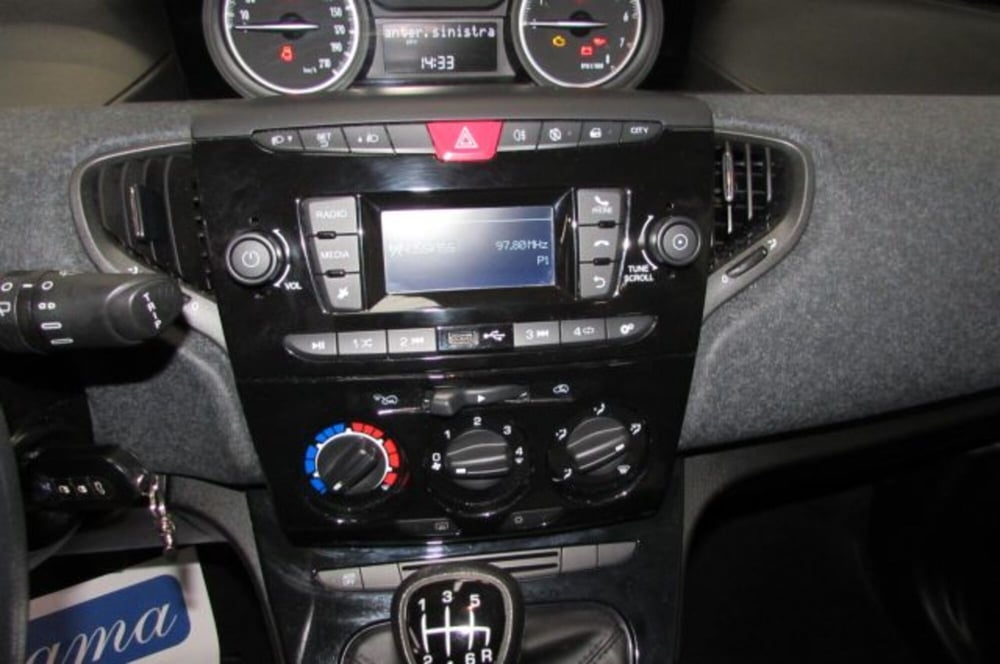 Lancia Ypsilon usata a Milano (9)