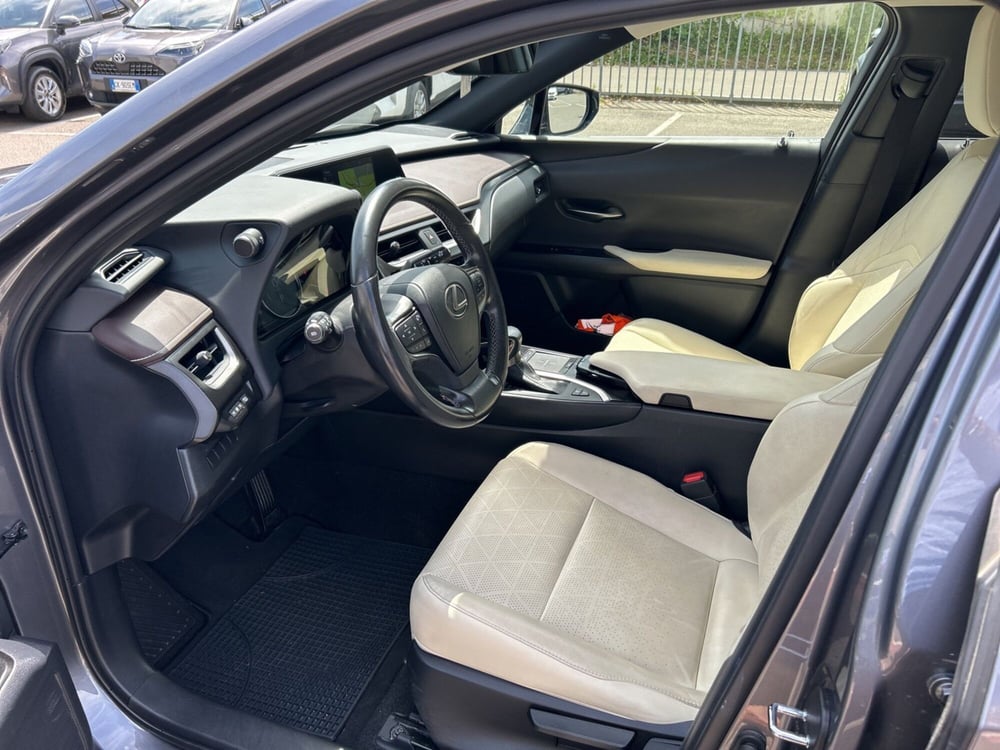 Lexus UX usata a Piacenza (10)
