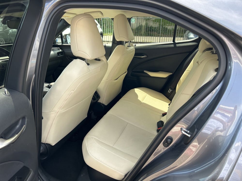 Lexus UX usata a Piacenza (11)
