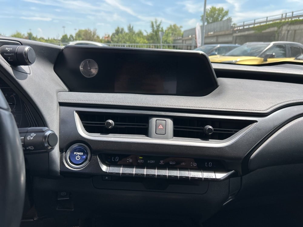 Lexus UX usata a Piacenza (14)