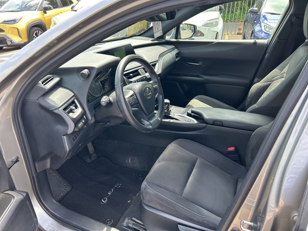 Lexus UX usata a Piacenza (9)