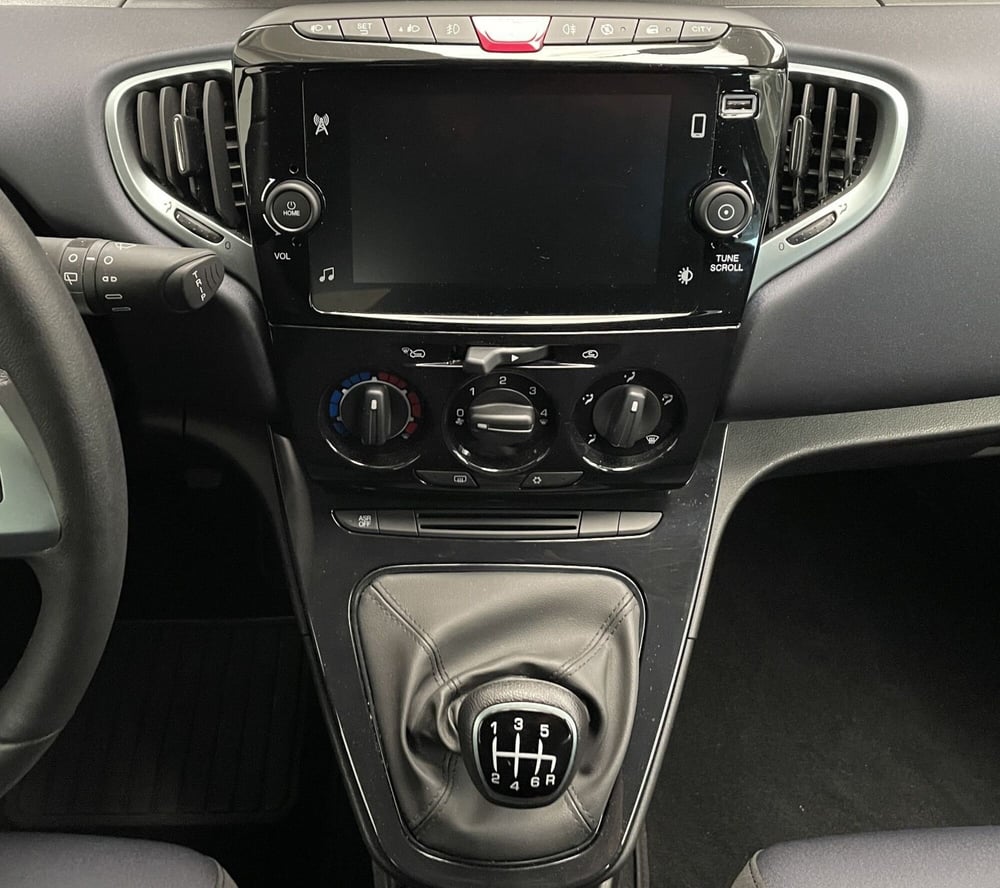 Lancia Ypsilon usata a Novara (13)
