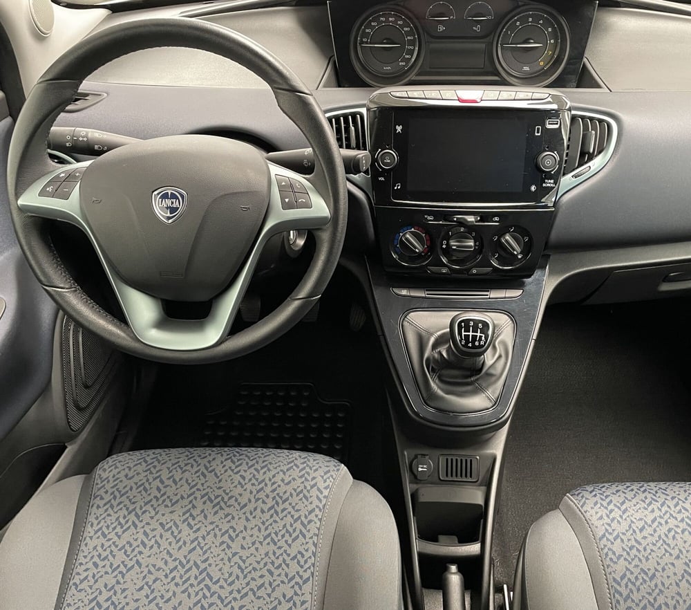 Lancia Ypsilon usata a Novara (12)