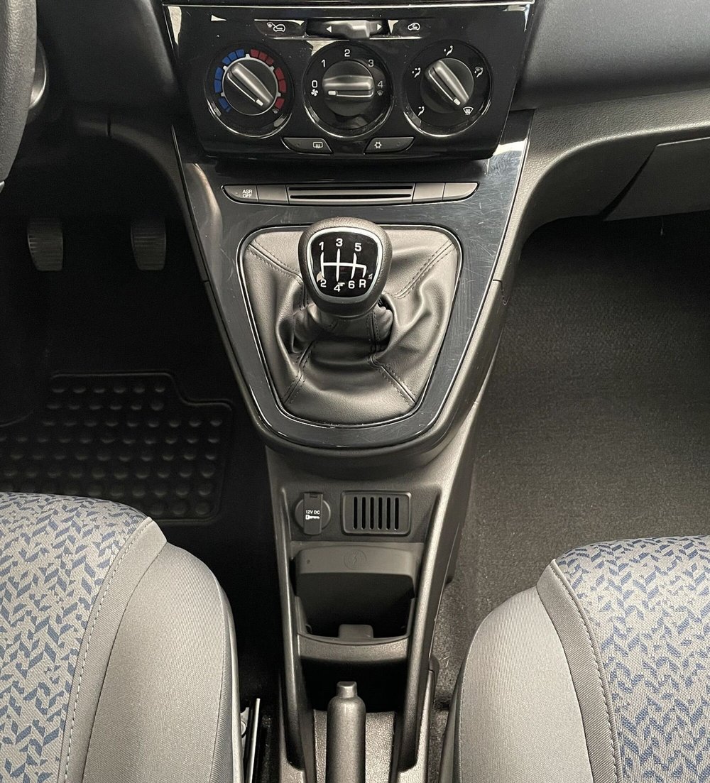 Lancia Ypsilon usata a Novara (13)