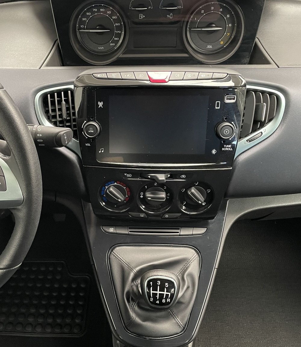 Lancia Ypsilon usata a Novara (14)