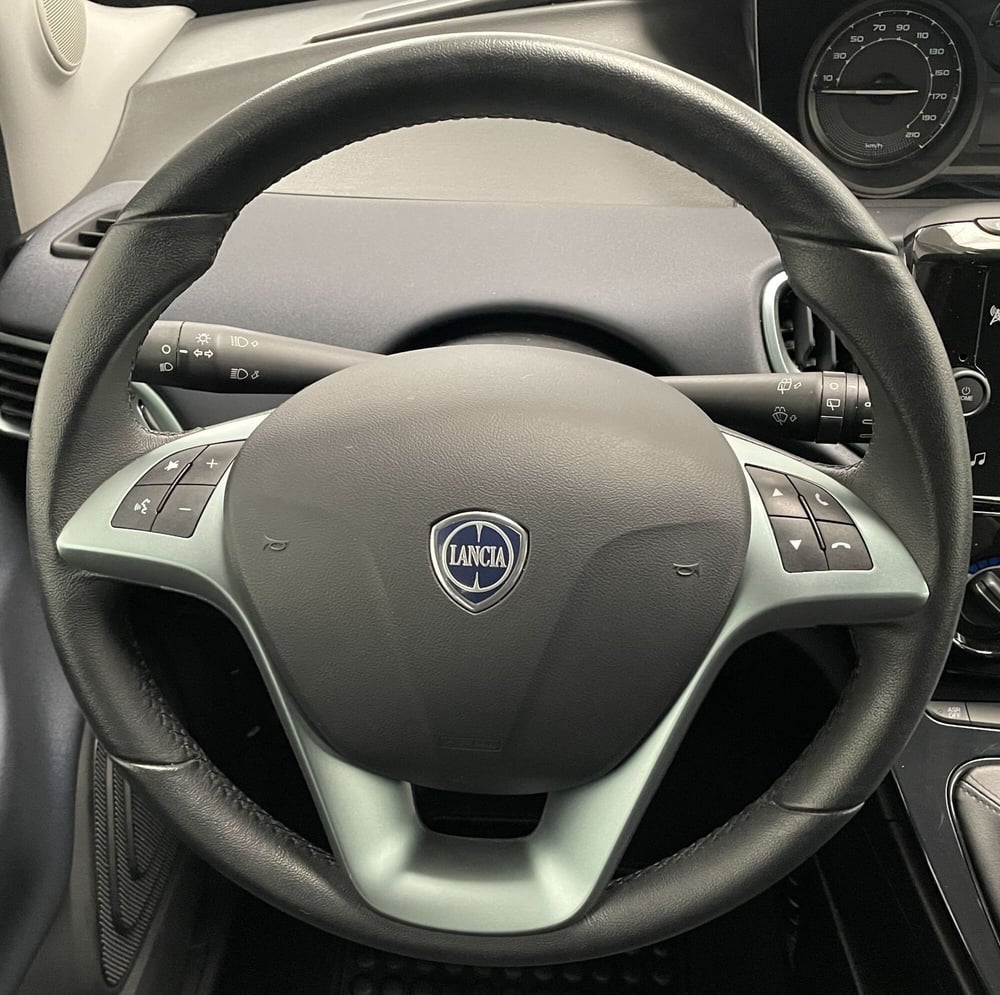 Lancia Ypsilon usata a Novara (15)