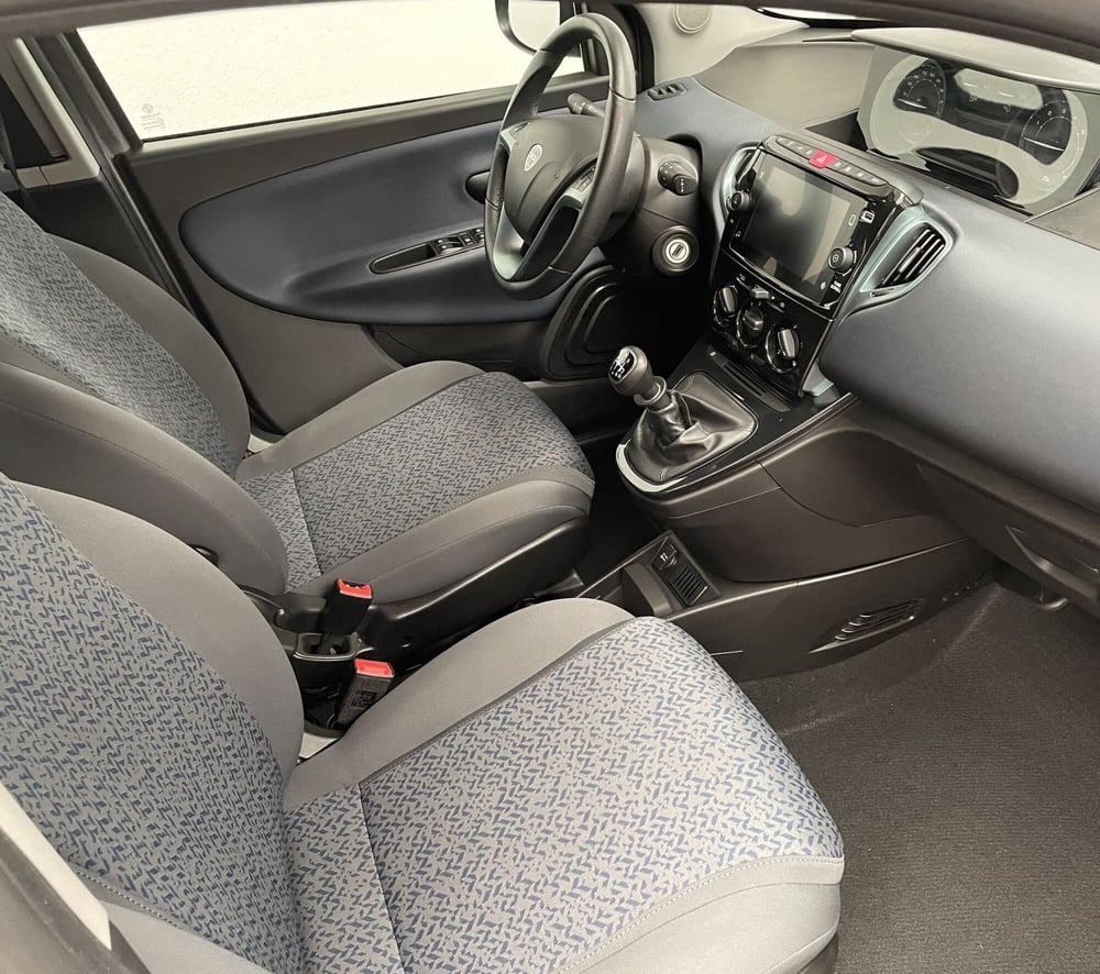 Lancia Ypsilon usata a Novara (9)