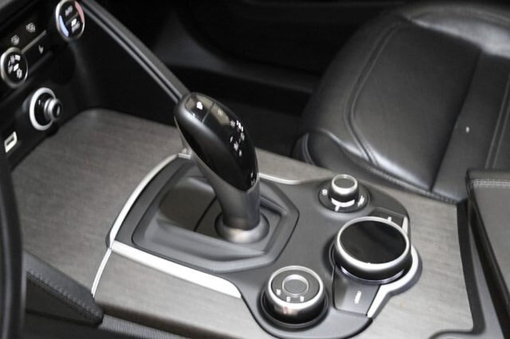 Alfa Romeo Stelvio usata a Novara (12)